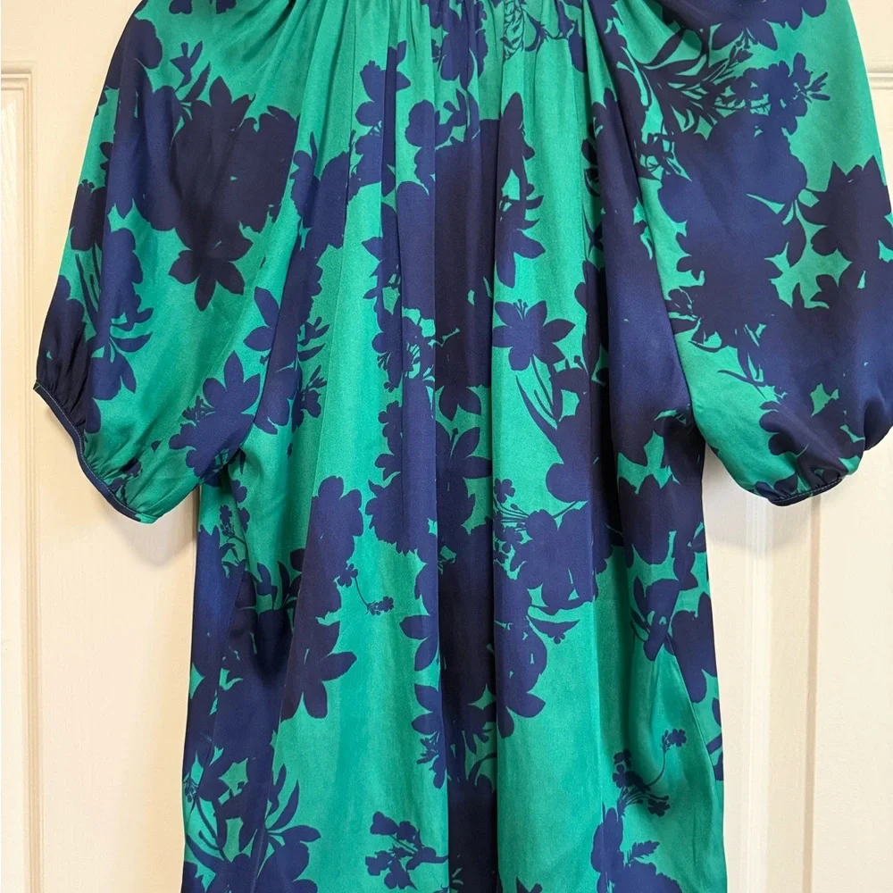 Nine West Green and navy Floral blouse with tiny neck ,short sleeve. M - Picture 6 of 6